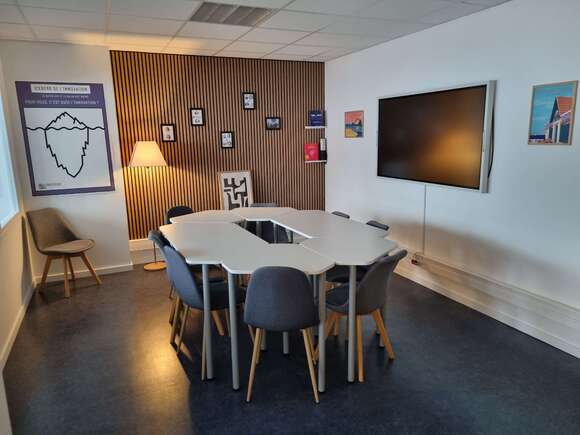 Louez une salle de coworking à Saint-Hilaire-de-Riez pour vos réunions, formations ou ateliers dans un espace moderne et flexible.